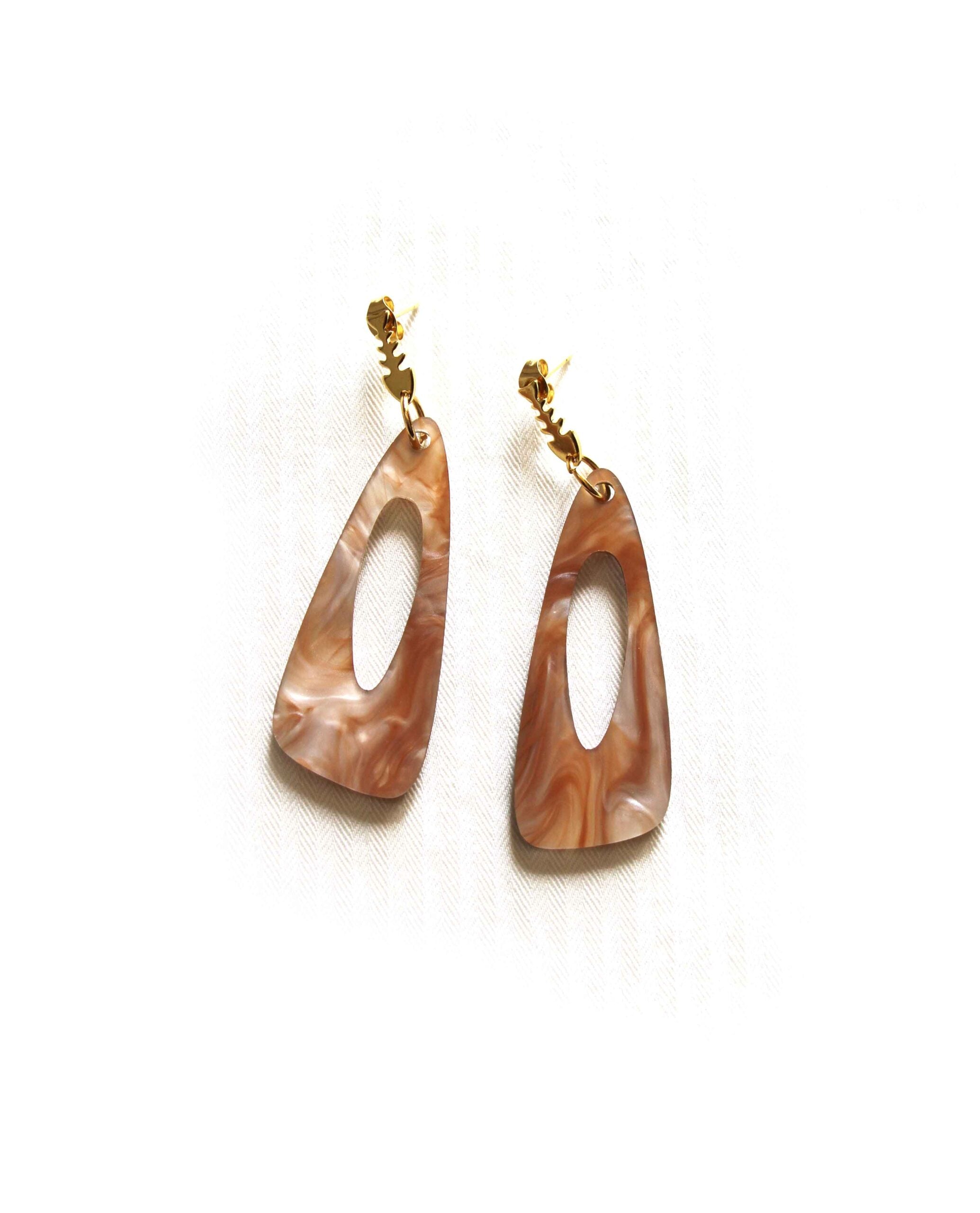 Pendientes dorados con pieza marmolada marrón