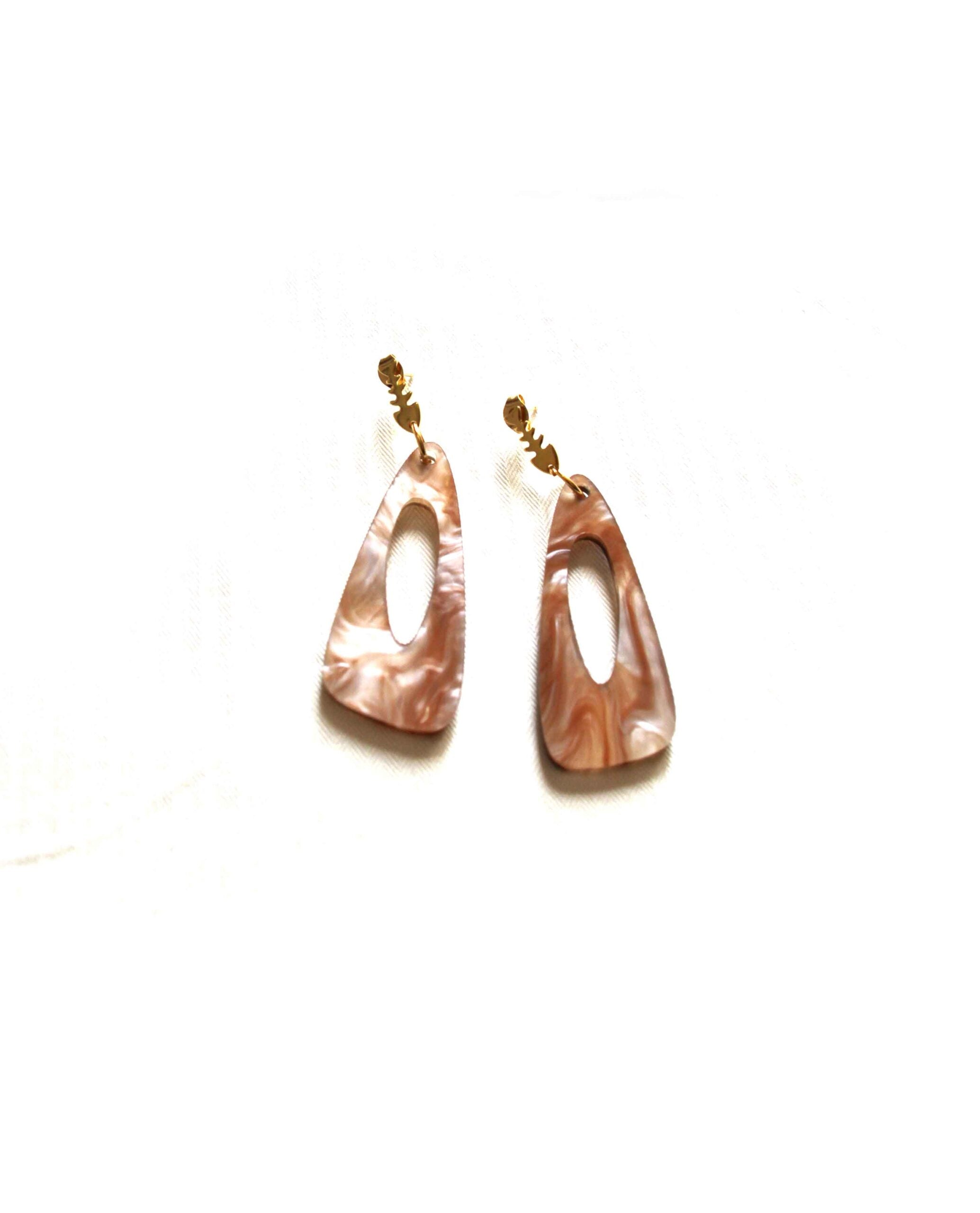 Pendientes dorados con pieza marmolada marrón